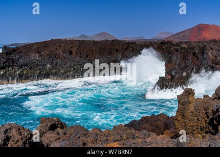 Spanien, Lanzarote, weiße Gischt der Wellen in Los Hervideros vulkanischen Cove Stockfoto