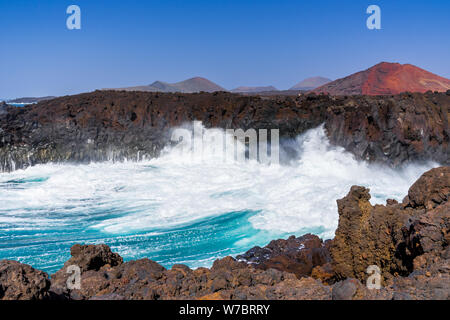 Spanien, Lanzarote, erstaunlich riesige Wellen im Tourismus Ziel Los Hervideros bay brechen Stockfoto