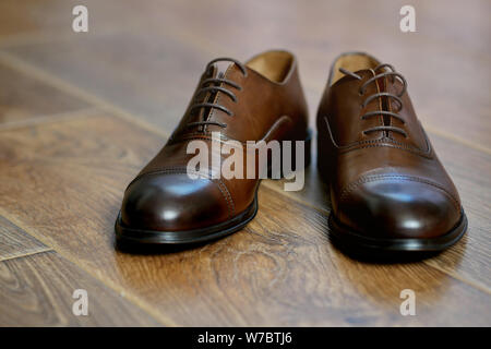 Elegante braune Herrenschuhe Stockfoto