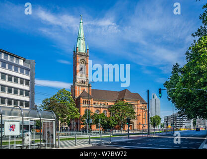 Im neuromanischen Stil St John's Kirche (Johanneskirche) von der Martin-Luther-Platz, Düsseldorf, Nordrhein-Westfalen, Deutschland Stockfoto