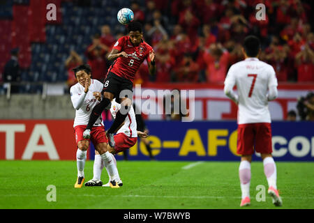 Brasilianische Fußballspieler Rafael Silva, rechts, der Japanischen Urawa Red Diamonds, leitet die Kugel gegen Cai Huikang der chinesischen Shanghai SIPG in der Secon Stockfoto