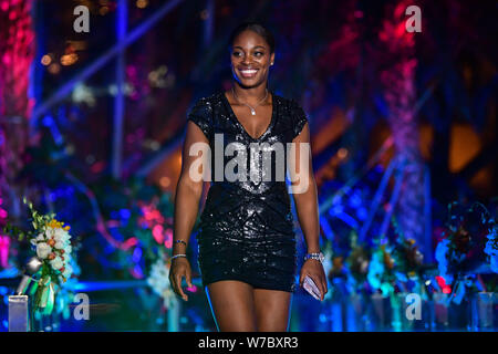 Amerikanische Tennisspieler Sloane Stephens stellt, als sie an der Rezeption Partei für die hengqin Leben WTA Elite Trophäe Zhuhai 2017 Tennis Turnier ankommt Stockfoto