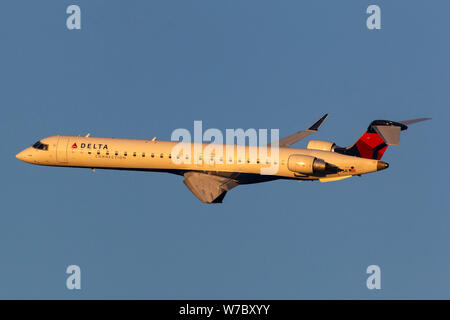 Dreieckschaltung Bombardier CRJ-900LR regional airliner Flugzeug abfliegen McCarran International Airport in Las Vegas. Stockfoto