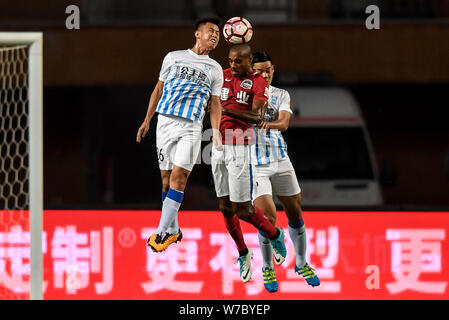 Portugiesische Fußball-Spieler Ricardo Vaz Te, Mitte, Henan Jianye Köpfe die Kugel ein Pass gegen Spieler von Guangzhou R&F in Ihrem 27 Runden zu machen Stockfoto