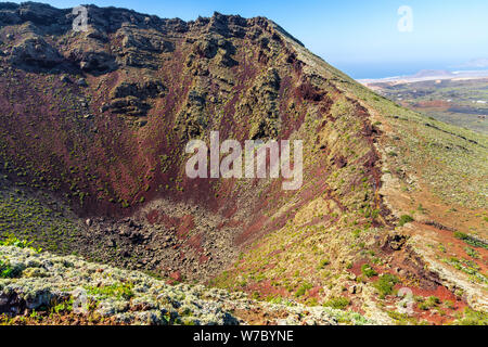 Spanien, Lanzarote, roten vulkanischen Boden von vulkanischen Krater des Vulkan Corona vom Kraterrand Stockfoto