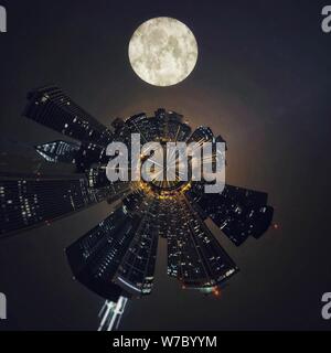 Eine 720-Grad- Panoramablick auf den Mond über Stadt Harbin, im Nordosten der chinesischen Provinz Heilongjiang auf das Mondfest, 4. Oktober 2017. Stockfoto