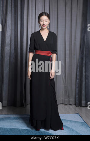 Chinesische Schauspielerin Dong Jie stellt für Portrait Fotos bei einem exklusiven Interview von Imaginechina in Peking, China, 26. September 2017. Stockfoto