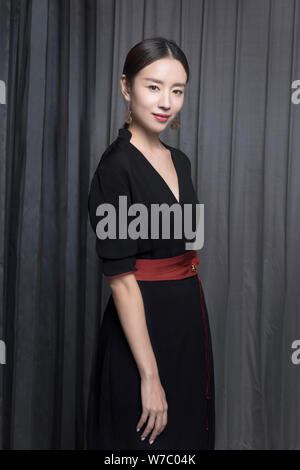Chinesische Schauspielerin Dong Jie stellt für Portrait Fotos bei einem exklusiven Interview von Imaginechina in Peking, China, 26. September 2017. Stockfoto