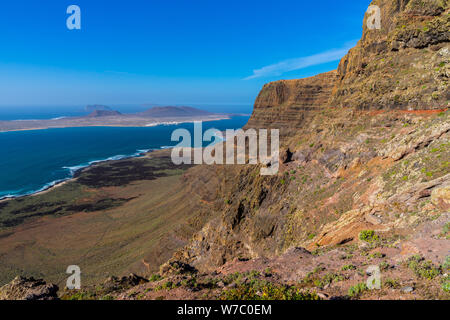 Spanien, Lanzarote, Aussichtspunkt guinate mit endlosen weiten Blick zur Insel La Graciosa weiter massiv Famara Stockfoto