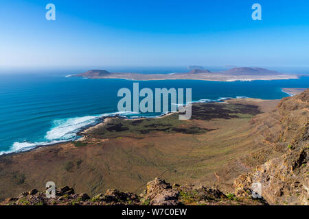 Spanien, Lanzarote, Blick auf die Insel La Graciosa vom Aussichtspunkt Mirador de guinate am Famara Klippen Stockfoto