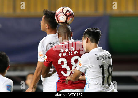 Portugiesische Fußball-Spieler Ricardo Vaz Te, Mitte, Henan Jianye Köpfe die Kugel ein Pass gegen Spieler von Guangzhou R&F in Ihrem 27 Runden zu machen Stockfoto