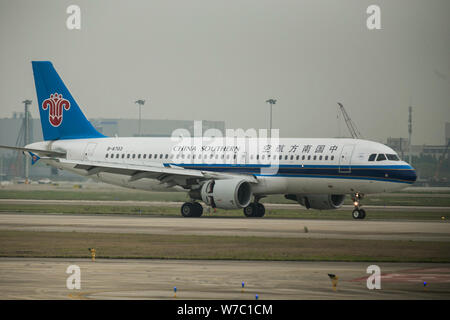 ---- Ein Flugzeug von China Southern Airlines Taxen am internationalen Flughafen Shanghai Pudong in Shanghai, China, 5. Mai 2017. China Southern Air Stockfoto