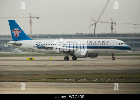 ---- Ein Flugzeug von China Southern Airlines Taxen am internationalen Flughafen Shanghai Pudong in Shanghai, China, 5. Mai 2017. China Southern Air Stockfoto