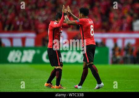 Brasilianische Fußballspieler Rafael Silva, rechts, der Japanischen Urawa Red Diamonds, feiert mit seinen Mannschaftskameraden Yosuke Kashiwagi, nachdem er ein Ziel wieder Stockfoto