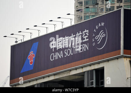 ---- Blick auf eine Tafel von China Southern Airlines in Shenzhen, der südchinesischen Provinz Guangdong, 4. September 2016. Die Muttergesellschaft von China Sou Stockfoto