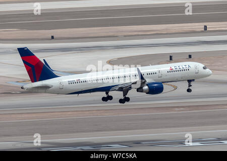 Delta Air Lines Boeing 757 großes Verkehrsflugzeug auf Ansatz am McCarran International Airport in Las Vegas zu landen. Stockfoto