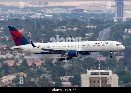 Delta Air Lines Boeing 757 großes Verkehrsflugzeug auf Ansatz am McCarran International Airport in Las Vegas zu landen. Stockfoto