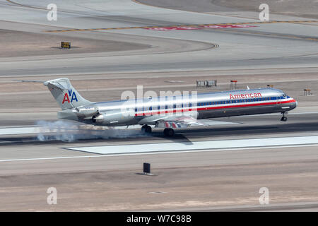 American Airlines McDonnell Douglas MD-83 Flugzeug auf Ansatz am McCarran International Airport in Las Vegas zu landen. Stockfoto