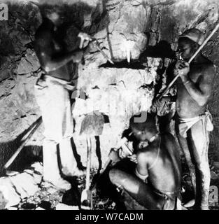 Basuto Bergleute in De Beers Diamond Mines, Kimberley, Südafrika, c 1885. Artist: Anon Stockfoto