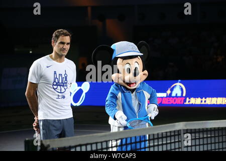 Schweizer Tennisspieler Roger Federer, Links, ist abgebildet mit Mickey Mouse bei Familie Tag der Rolex Masters in Shanghai Qizhong Stadion in Shanghai, Kinn Stockfoto