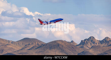 Southwest Airlines Boeing 737 Klettern über die Berge auf der Abfahrt vom McCarran International Airport in Las Vegas. Stockfoto