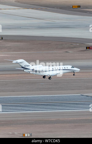 Cessna 750 Citation X Luxus Business Jet N750VP auf Ansatz am McCarran International Airport Las Vegas zu landen. Stockfoto