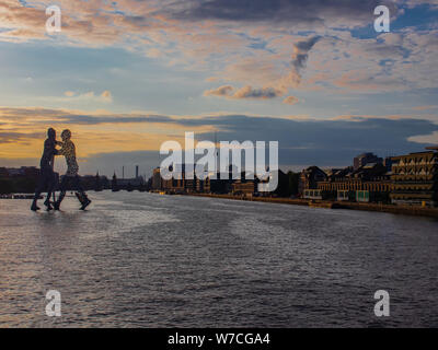 Blick auf die molekularen Männer mit Fernsehturm bei Sonnenuntergang mit der Spree in Berlin, Deutschland Stockfoto