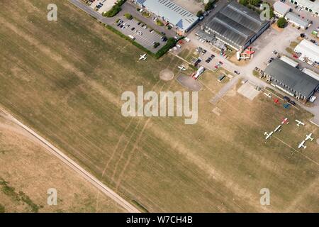 Cropmark aus der Bronzezeit oder Eisenzeit triple graben Grenze, Old Sarum Flugplatz, Wiltshire, 2018. Schöpfer: Historisches England Fotograf. Stockfoto