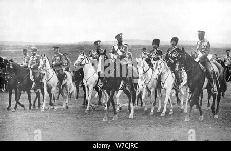 Nikolaus II. und die Offiziere zu Pferd, c1900. Artist: Unbekannt Stockfoto