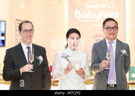 Chinesischen Olympischen tauchen Meister Guo Jingjing, Mitte, die an Kenneth Fok Kai verheiratet ist - Kong, Enkel des späten Hong Kong Business tycoon Henry Fok Stockfoto