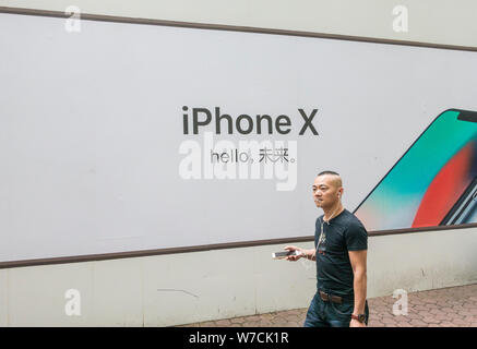 ---- Einen Fußgänger an einem Namensschild des iPhone X in Chengdu City smartphone, Südwesten Chinas Provinz Sichuan, 30. September 2017. Apple Sai Stockfoto