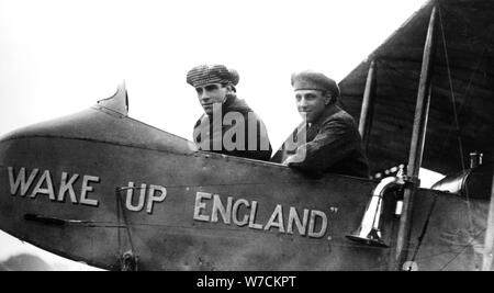 Graham White (links) und RT Tore, britischen Pionier Flieger. Artist: Unbekannt Stockfoto