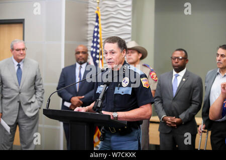 (190806) - El Paso, August 6, 2019 (Xinhua) - El Paso Polizeichef von Greg Allen spricht während einer Pressekonferenz in El Paso, Texas, USA, August 5, 2019. Die Polizei von El Paso, US-Bundesstaat Texas in den Vereinigten Staaten, bestätigte am Montag Nachmittag, einem Deutschen und sieben mexikanische Staatsangehörige unter den Toten waren in Wochenende Walmart schießen. El Paso Police Chief Greg Allen, sagte auf einer Pressekonferenz hier gehalten Montag Nachmittag, 13 US-amerikanischen Bürger blieben unter den Verstorbenen und die Identifikation eines anderen Verstorbenen wurde bestätigt werden. (Xinhua / Wang Ying) Stockfoto