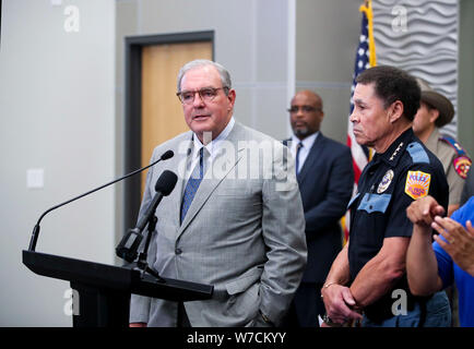 (190806) - El Paso, August 6, 2019 (Xinhua) - El Paso Bürgermeister Dee Margo spricht während einer Pressekonferenz in El Paso, Texas, USA, August 5, 2019. Die Polizei von El Paso, US-Bundesstaat Texas in den Vereinigten Staaten, bestätigte am Montag Nachmittag, einem Deutschen und sieben mexikanische Staatsangehörige unter den Toten waren in Wochenende Walmart schießen. El Paso Police Chief Greg Allen, sagte auf einer Pressekonferenz hier gehalten Montag Nachmittag, 13 US-amerikanischen Bürger blieben unter den Verstorbenen und die Identifikation eines anderen Verstorbenen wurde bestätigt werden. (Xinhua / Wang Ying) Stockfoto