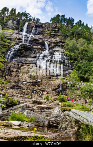 Wasserfall Tvindefossen, o r Trollafossen Twinnefossen, auf der Straße nach Flam in der Nähe von Voss in Norwegen. Der Wasserfall ist 152 m hoch Stockfoto