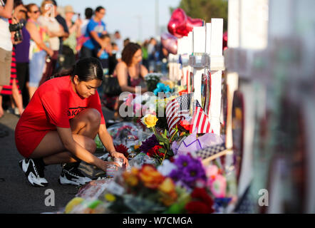 (190806) - El Paso, August 6, 2019 (Xinhua) - eine Frau trauert um die Opfer vor der Kreuze mit den Namen der Opfer in der Nähe von Walmart, wo massive Schießen der Samstag stattfand, in El Paso, Texas, USA, August 5, 2019. Die Polizei von El Paso, US-Bundesstaat Texas in den Vereinigten Staaten, bestätigte am Montag Nachmittag, einem Deutschen und sieben mexikanische Staatsangehörige unter den Toten waren in Wochenende Walmart schießen. El Paso Police Chief Greg Allen, sagte auf einer Pressekonferenz hier gehalten Montag Nachmittag, 13 US-amerikanischen Bürger blieben unter den Verstorbenen und die Identifikation eines anderen verstorben war. Stockfoto