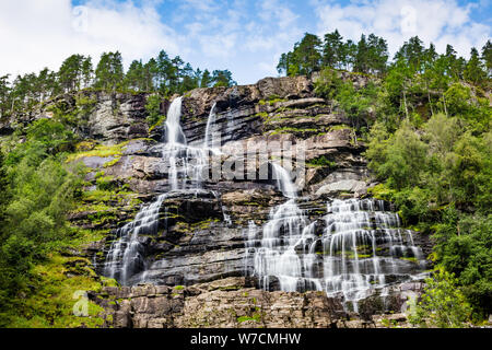 Wasserfall Tvindefossen, o r Trollafossen Twinnefossen, auf der Straße nach Flam in der Nähe von Voss in Norwegen. Der Wasserfall ist 152 m hoch Stockfoto