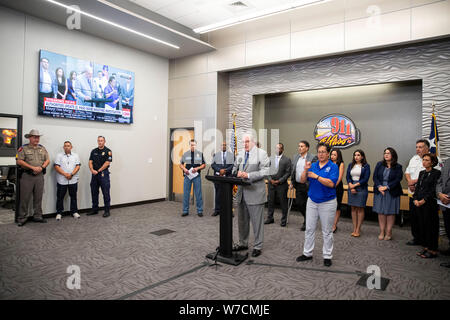 (190806) - El Paso, August 6, 2019 (Xinhua) - El Paso Bürgermeister Dee Margo spricht während einer Pressekonferenz in El Paso, Texas, USA, August 5, 2019. Die Polizei von El Paso, US-Bundesstaat Texas in den Vereinigten Staaten, bestätigte am Montag Nachmittag, einem Deutschen und sieben mexikanische Staatsangehörige unter den Toten waren in Wochenende Walmart schießen. El Paso Police Chief Greg Allen, sagte auf einer Pressekonferenz hier gehalten Montag Nachmittag, 13 US-amerikanischen Bürger blieben unter den Verstorbenen und die Identifikation eines anderen Verstorbenen wurde bestätigt werden. (Xinhua / Wang Ying) Stockfoto