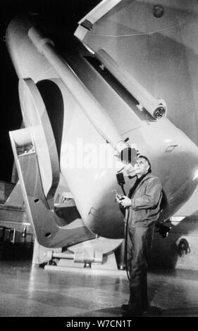 Edwin Powell Hubble (1899-1953), US-amerikanischer Astronom, in der obsevatory. Artist: Unbekannt Stockfoto