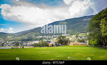 Panoramablick auf die Stadt Voss, Nord-Norwegen im Herzen von Fjord Norwegen zwischen der berühmten Fjorde Sognefjord und Hardangerfjord Stockfoto