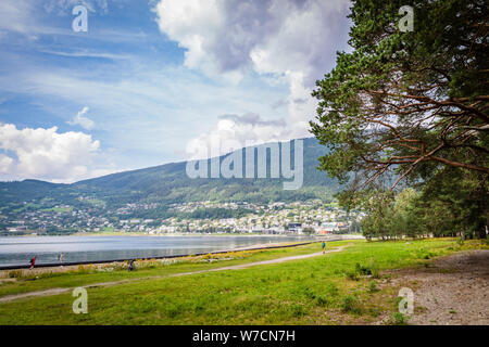 Panoramablick auf die Stadt Voss, Nord-Norwegen im Herzen von Fjord Norwegen zwischen der berühmten Fjorde Sognefjord und Hardangerfjord Stockfoto