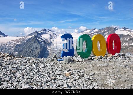 Malerischer Blick auf den italienischen Dolomiten von Passo Paradiso. Felsigen und schneebedeckten Landschaft auf 3000 m Stockfoto