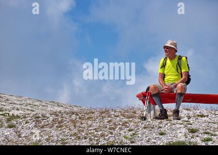 Portrait von älterer Wanderer sitzen auf der Bank in der Brenta Dolomiten Stockfoto