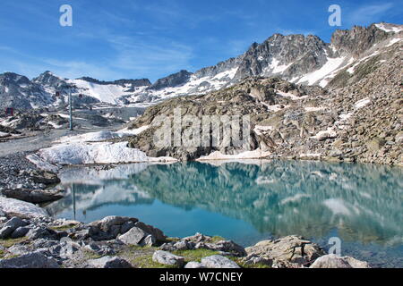 Malerischer Blick auf Gletschersee auf Brenta Dolomiten mit schönen Reflexion der Felsen Stockfoto