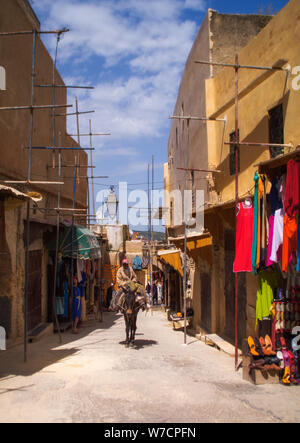 Blick auf die engen marokkanischen Straßen der alten Stadt. Stockfoto
