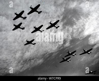 Hawker Hurricanes im Formationsflug, Schlacht von Großbritannien, der Zweite Weltkrieg, 1940. Artist: Unbekannt Stockfoto