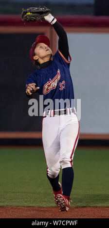 Chicago, USA. 5 Aug, 2019. Adler 'Li Huan Fänge ein Pop-up Während der Nationalen Fast Pitch Softball Spiel zwischen der Peking Shougang Adler und die Chicago Banditen, im Rosemont in Chicago, Illinois, USA, am Aug 5, 2019 Quelle: Joel Lerner/Xinhua/Alamy leben Nachrichten Stockfoto