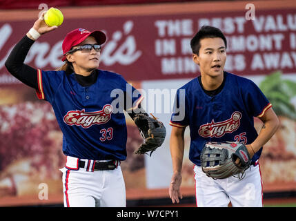 Chicago, USA. 5 Aug, 2019. Adler 'Li Huan (L) macht ein Wurf während der Nationalen Fast Pitch Softball Spiel zwischen der Peking Shougang Adler und die Chicago Banditen, im Rosemont in Chicago, Illinois, USA, am Aug 5, 2019 Quelle: Joel Lerner/Xinhua/Alamy leben Nachrichten Stockfoto