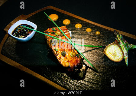 Eine Verrundung der Kanadischen Lachs in einer teriyaki Sauce mit extra klebrige Soße und gegrilltem Gemüse gekocht serviert. Stockfoto