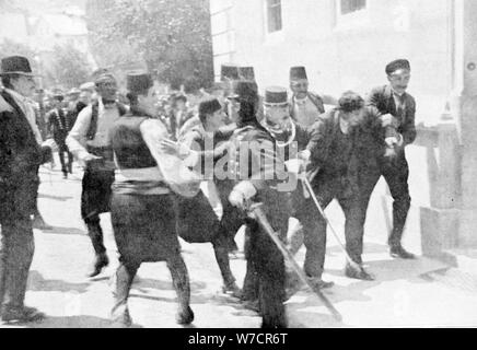 Verhaftung von Gavrilo Princip, Mörder von Erzherzog Franz Ferdinand, 1914. Künstler: unbekannt Stockfoto